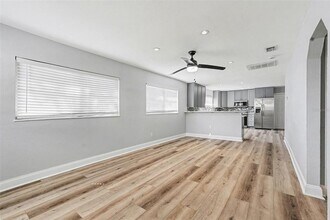 8902 El Portal Dr in Tampa, FL - Building Photo - Building Photo