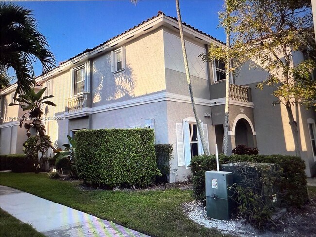 4932 SW 140th Ter in Miramar, FL - Foto de edificio - Building Photo