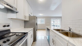 Regent Apartments in Oshawa, ON - Building Photo