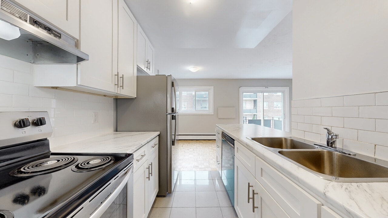 Regent Apartments in Oshawa, ON - Building Photo