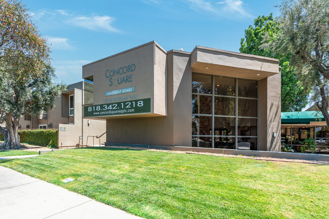 Concord Square Apartments in Reseda, CA - Foto de edificio - Building Photo