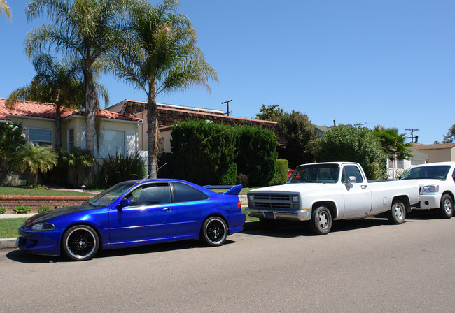 1756-1762 Chalcedony St in San Diego, CA - Foto de edificio - Building Photo