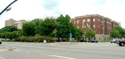 Broad and Belvidere Student Apartments in Richmond, VA - Building Photo - Building Photo