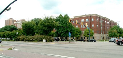 Broad and Belvidere Student Apartments in Richmond, VA - Foto de edificio - Building Photo