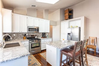 9316 Caulfield Dr in Elk Grove, CA - Foto de edificio - Building Photo