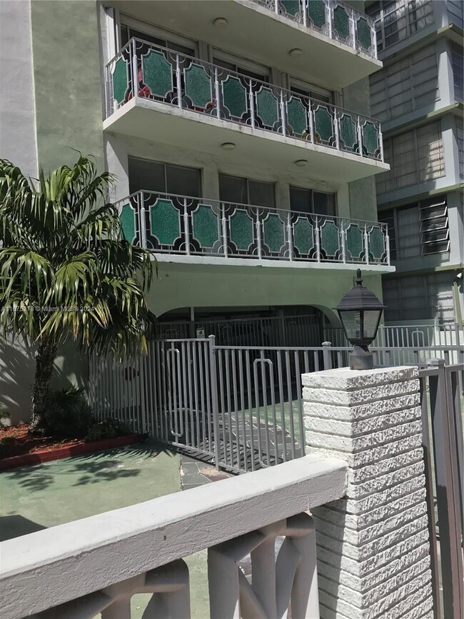 1732 Meridian Ave, Unit 502 in Miami Beach, FL - Foto de edificio - Building Photo