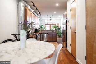 221 E Heath St in Baltimore, MD - Building Photo