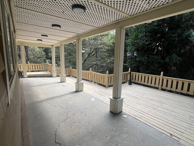 24051 Zurich Dr in Crestline, CA - Building Photo - Building Photo