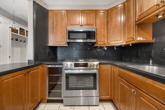 1011 Beacon St in Brookline, MA - Building Photo - Building Photo