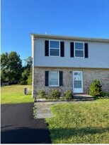 208 Hackberry Dr in Winchester, VA - Building Photo