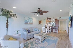 750 W Elkcam Cir in Marco Island, FL - Building Photo
