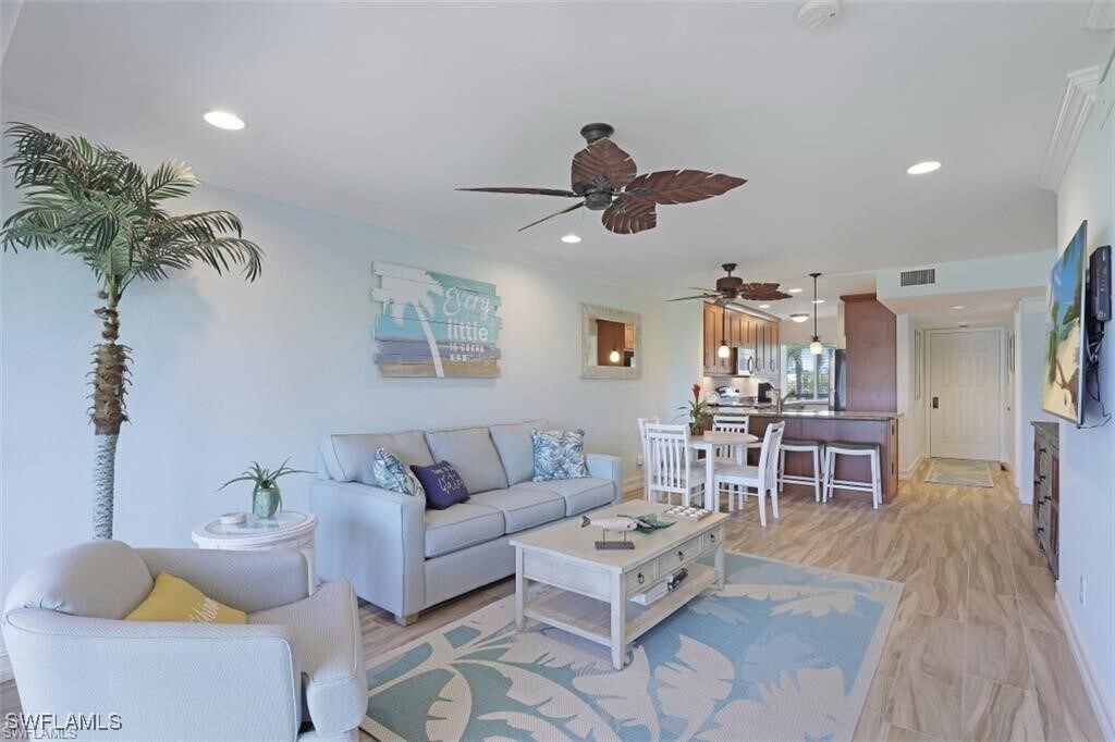 750 W Elkcam Cir in Marco Island, FL - Building Photo