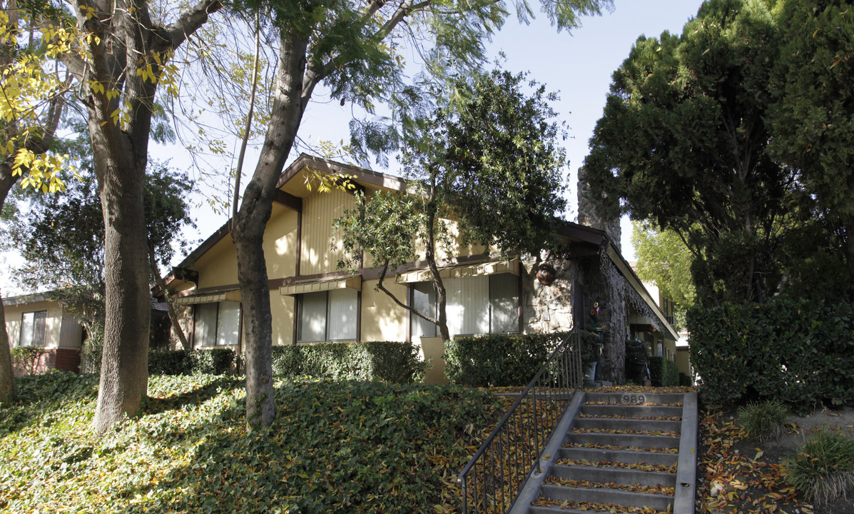 989 Springfield St in Upland, CA - Foto de edificio