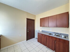 4035 W Gladys Ave, Unit 2N in Chicago, IL - Building Photo - Building Photo