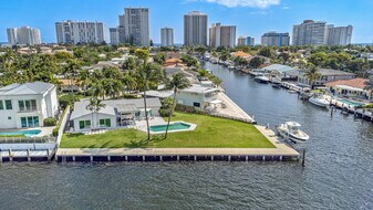 35 Castle Harbor Isle Dr in Fort Lauderdale, FL - Building Photo