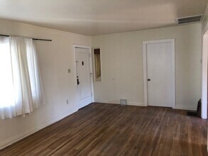 10516 Blythe Ave in Los Angeles, CA - Foto de edificio - Building Photo