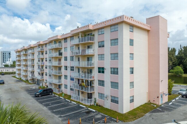 Tall Tree Condominium in North Miami Beach, FL - Building Photo - Building Photo