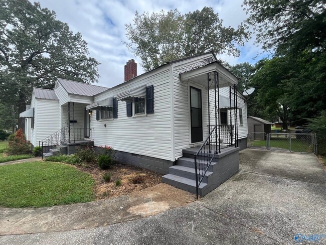 2002 Enolam Blvd SE in Decatur, AL - Foto de edificio - Building Photo