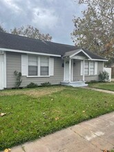 301 E Pearce St in Baytown, TX - Building Photo - Building Photo