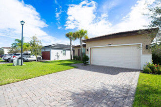 7847 NW Greenbank Cir in Port St. Lucie, FL - Foto de edificio - Building Photo