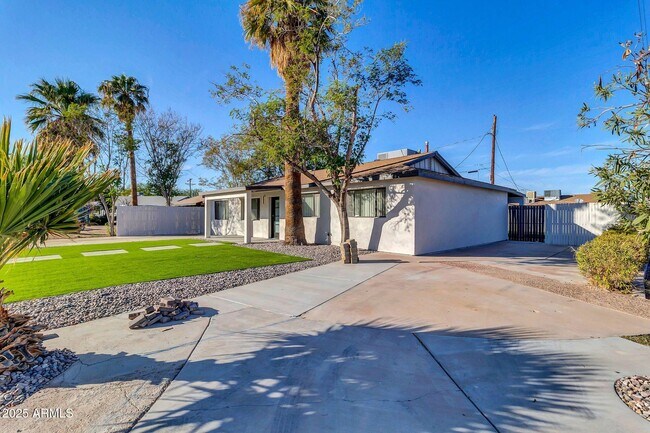 7538 E Garfield St in Scottsdale, AZ - Building Photo - Building Photo