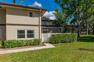 31 Clinton Ct in Royal Palm Beach, FL - Building Photo - Building Photo