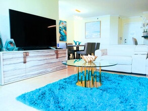19901 E Country Club Dr in Miami, FL - Building Photo - Building Photo