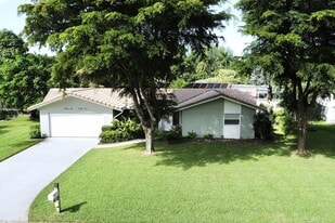 5652 Eichen Cir in Ft. Myers, FL - Building Photo