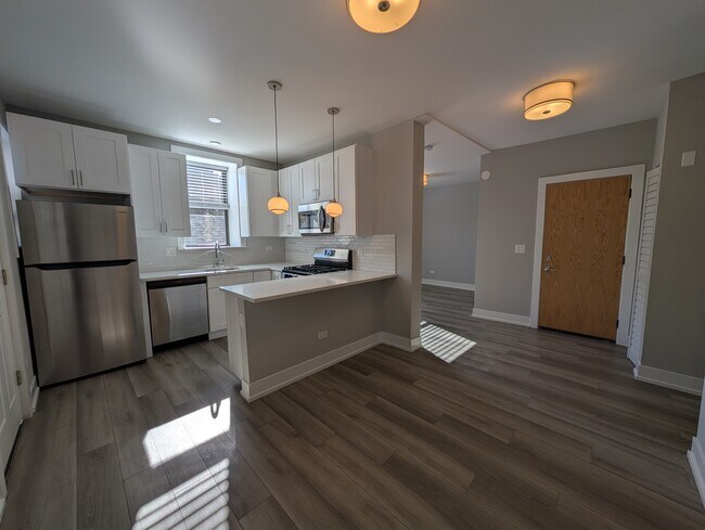 3935 N Janssen Ave, Unit 3941-1E in Chicago, IL - Building Photo - Building Photo