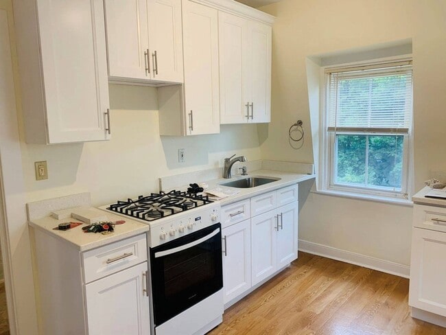 145 Carpenter Ave, Unit 5 in Sea Cliff, NY - Foto de edificio - Building Photo