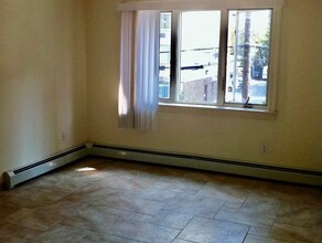 142-37 38th Ave, Unit APT 2A in Queens, NY - Foto de edificio - Building Photo