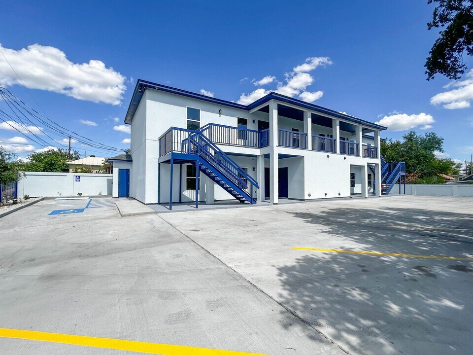 615 E Lane St in Laredo, TX - Building Photo