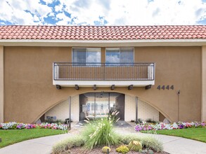 Carson Oakwood Apartments in Sherman Oaks, CA - Building Photo - Building Photo