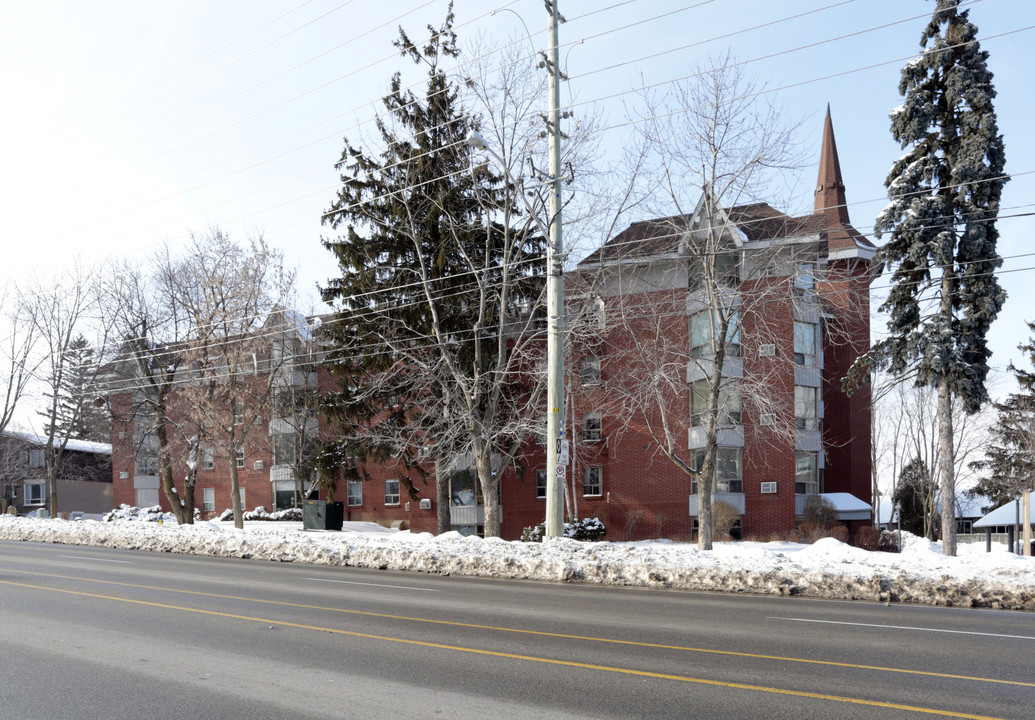 384 Erb St W in Waterloo, ON - Building Photo