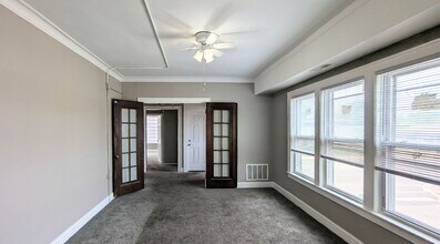 827 W Jefferson St in Joliet, IL - Foto de edificio - Building Photo
