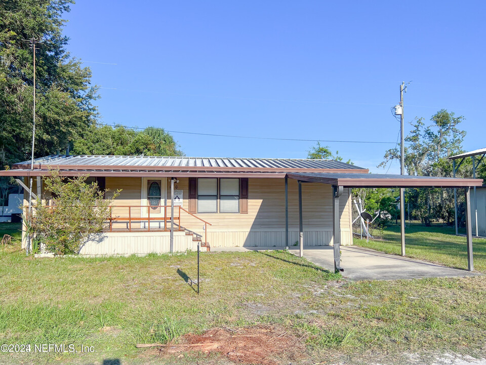 110 Cypress St in Crescent City, FL - Foto de edificio