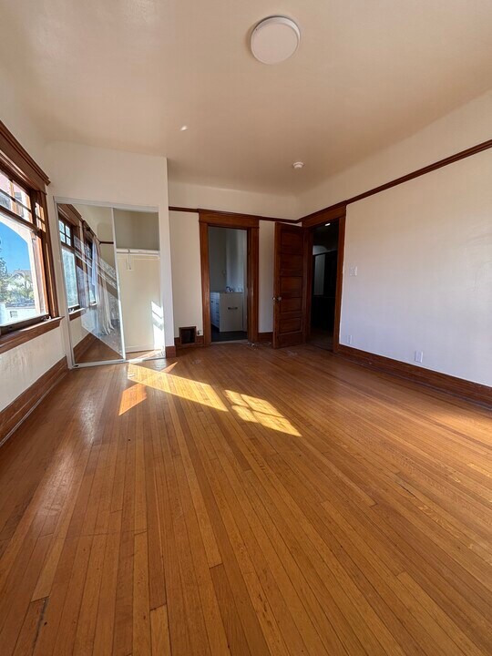 2618 Kenwood Ave in Los Angeles, CA - Building Photo