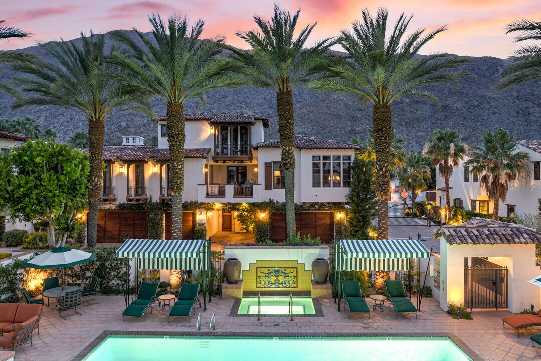 233 Calle La Soledad in Palm Springs, CA - Building Photo