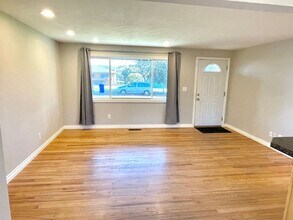 8011 SE 79th Ave in Portland, OR - Building Photo - Building Photo