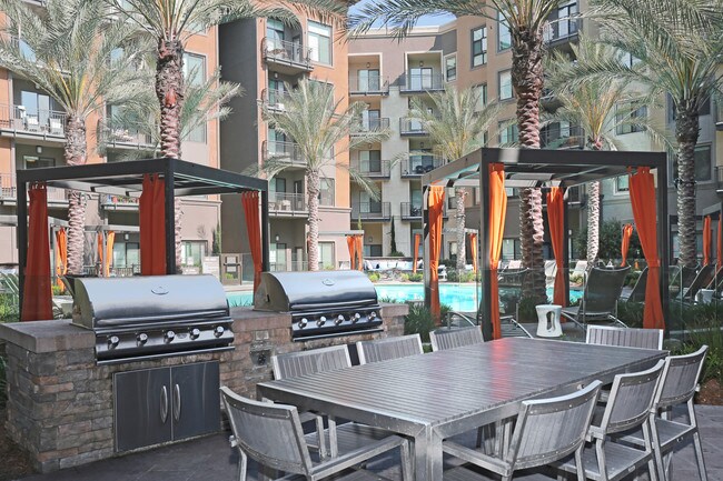 The Colony at The Lakes in West Covina, CA - Foto de edificio - Building Photo