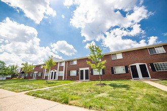 Shadeland Terrace Townhomes w/Basements in Indianapolis, IN - Building Photo - Building Photo