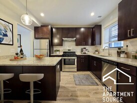 1149 Maple Ave, Unit G in Evanston, IL - Building Photo