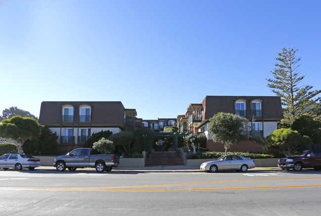 The Chateau Apartments in Pacific Grove, CA - Foto de edificio - Building Photo