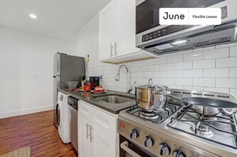 Exquisite ROOM at The Kensington House, Unit 2 in Brooklyn, NY - Foto de edificio - Building Photo