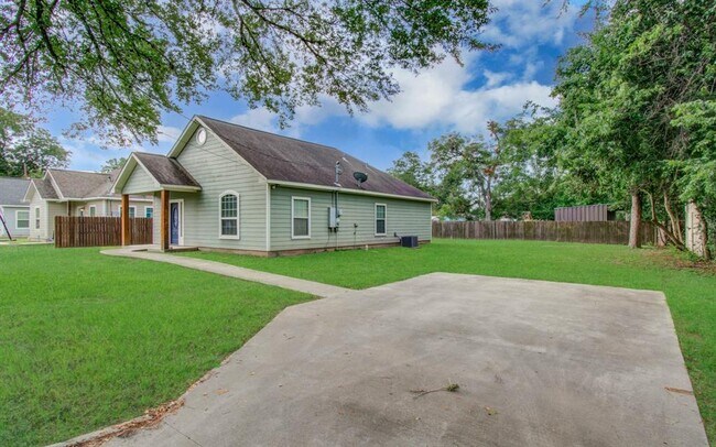 1127 Jackson St in Columbus, TX - Building Photo - Building Photo