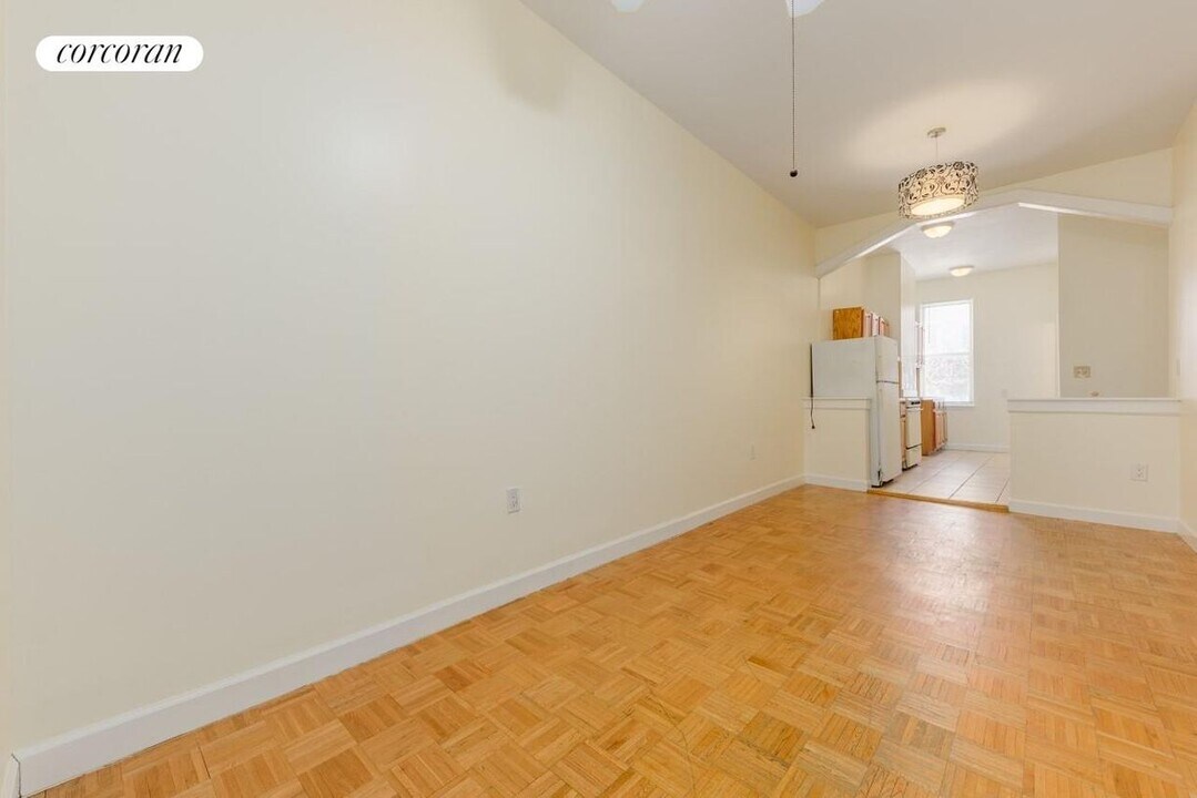23-11 41st St in Queens, NY - Building Photo