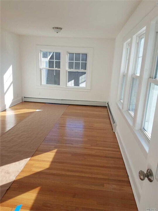 19 High St-Unit -2nd Fl in Valley Stream, NY - Building Photo