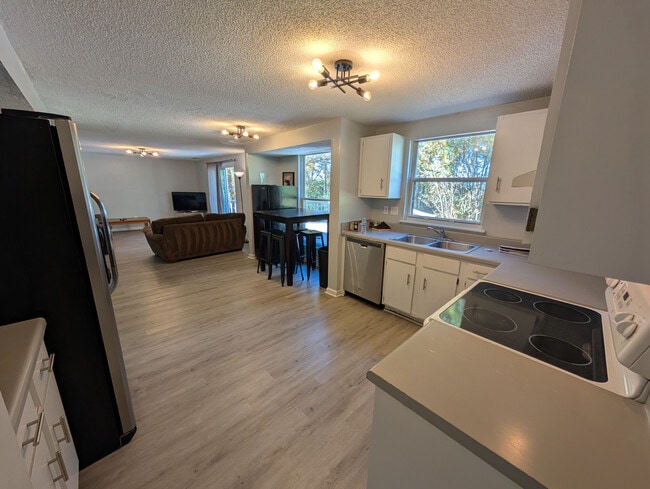 property at 2213 Flint Glenn Ln