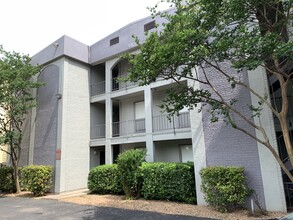 Barranca Square Apartments in Austin, TX - Foto de edificio - Building Photo