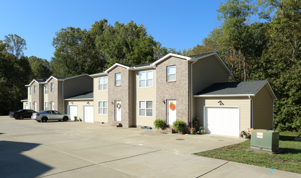 Hidden Brook Apartments & Townhomes Photo